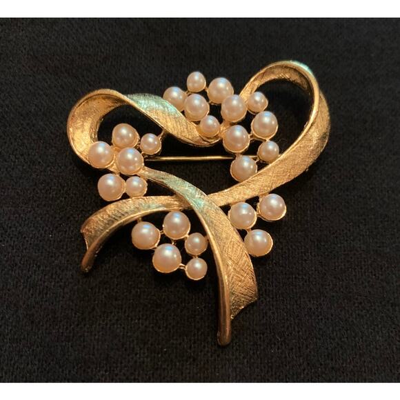 Richelieu Gold and Faux Pearl Ribbon Brooch - Picture 2 of 4